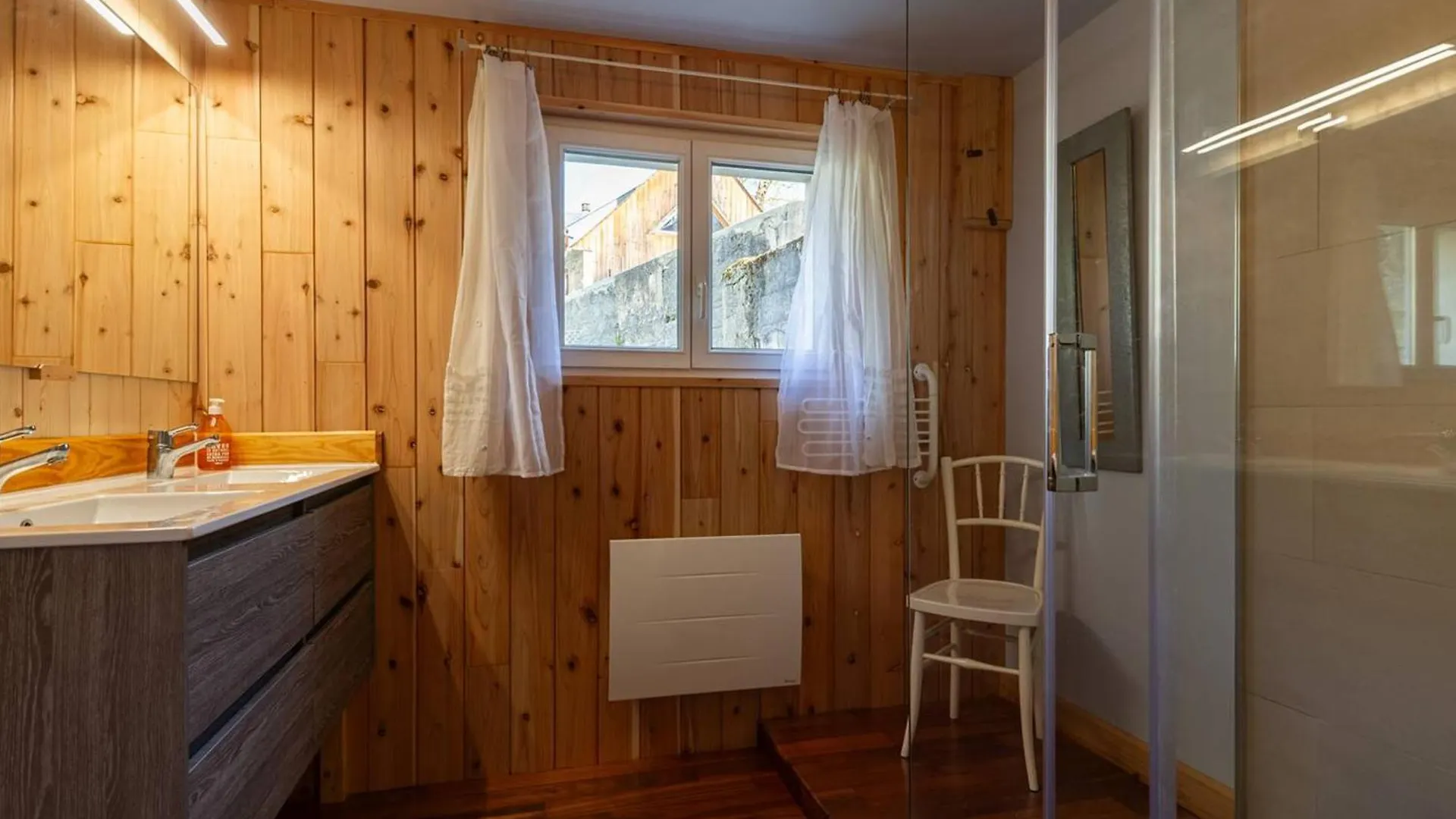Maison A Genos Pour 8, Proche Lac, Jardin Et Poele A Bois - Fr-1-695-73